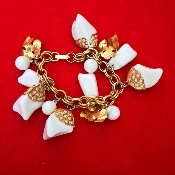 EUC Vintage Goldtone and White BRACELET 7.5" - Picture 1 of 4